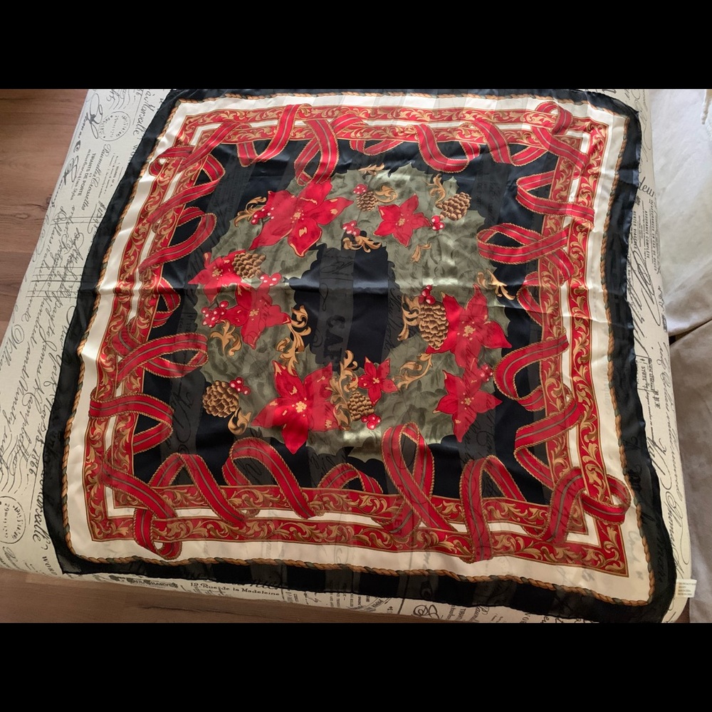 SOLD Vintage ladies holiday silk scarf - Picture 7 of 9